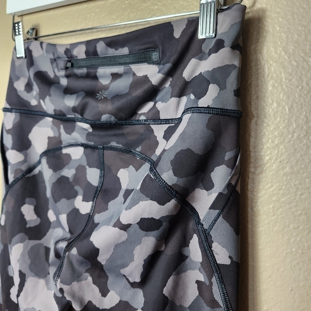 Athleta Lightening Camo 7/8 Tight Leggings w/Stash Pockets in Supersonic-Size S - Picture 8 of 12